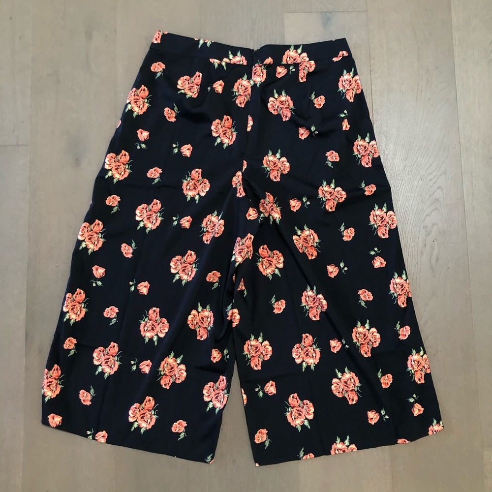 PrettyLittleThing Pink Floral Navy Culottes Pants - Picture 4 of 6